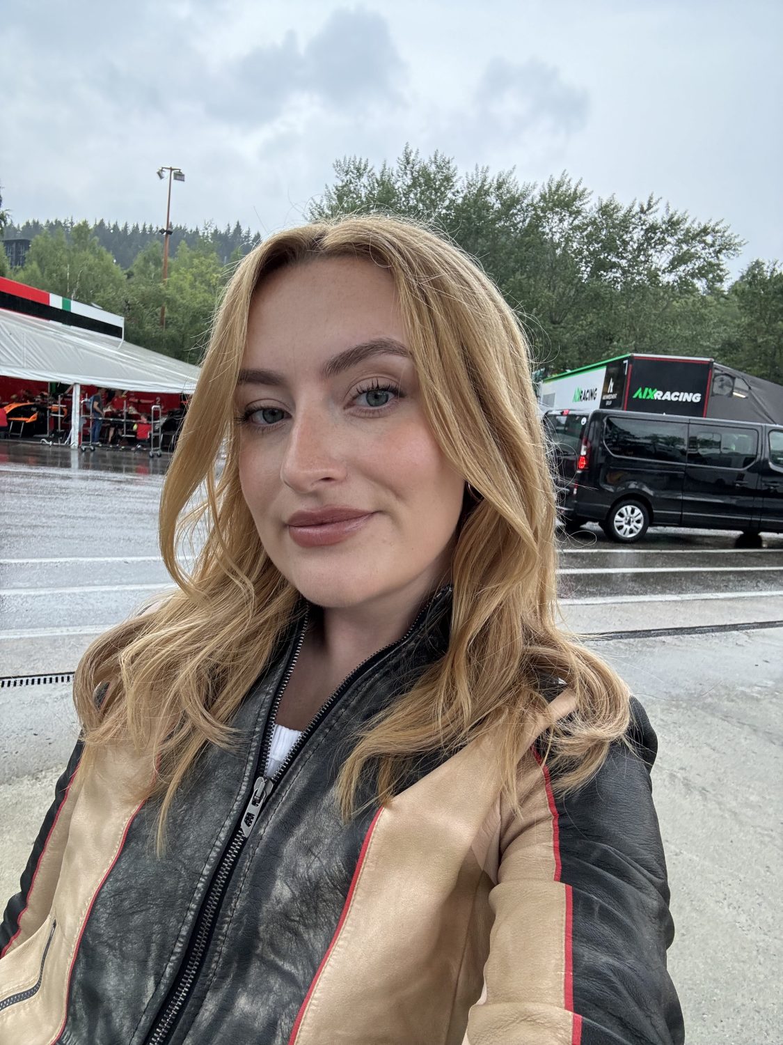 Amelia Dimoldenberg takes a selfie.