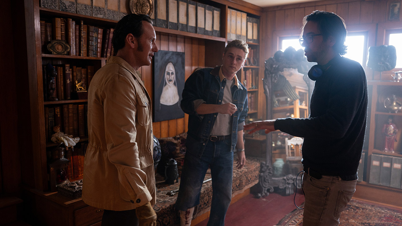 Caption: (L-R) Patrick Wilson as Ed Warren, Ben Hardy as Tony Spera and Director Michael Chaves an New Line Cinema’s Conjuring: Last Rites